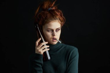 Elinde sigara şişesi olan kadın gözünün altında çürükler, depresyon.