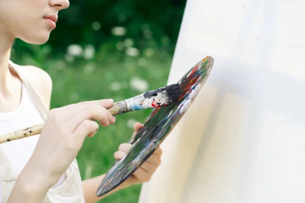 Mujer artista en vestido blanco pintura paleta dibujo de cerca —  Fotos de Stock
