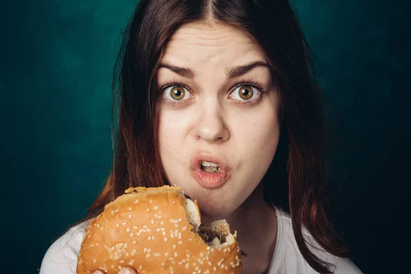 Mujer comiendo hamburguesa comida rápida snack close-up —  Fotos de Stock