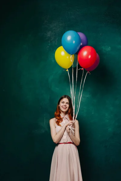 Mujer alegre con globos de colores diversión cumpleaños — Foto de Stock