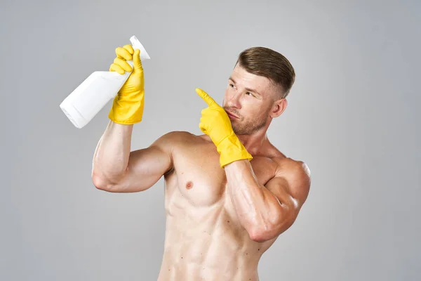 Bombeado hombre posando con detergente en guantes de goma — Foto de Stock