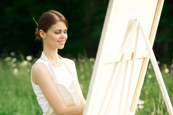 Nő művész fest egy képet közelében állvány szabadban táj kreatív — Stock Fotó