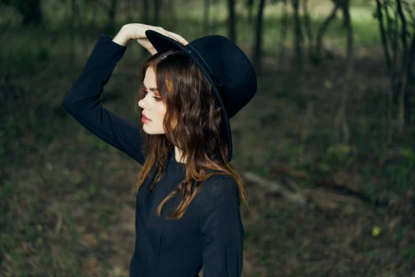 Siyah şapkalı, gotik cadı kostümlü bir kadın. — Stok fotoğraf