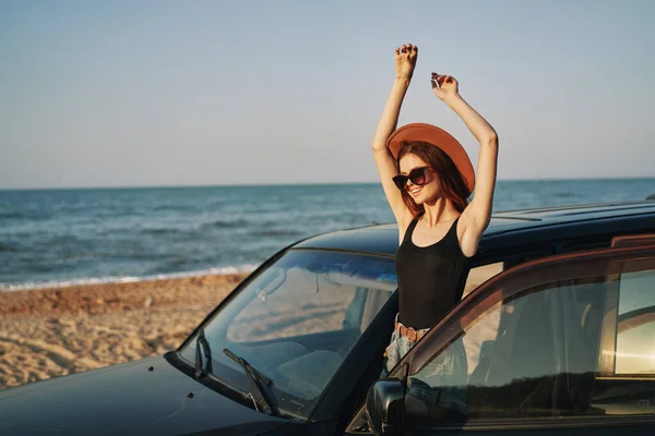 Frau am Strand ist mit Auto mit Sonnenbrille unterwegs — Stockfoto