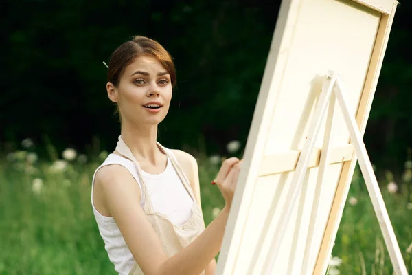 Žena umělec maluje obraz v blízkosti stojan venku krajina tvůrčí — Stock fotografie