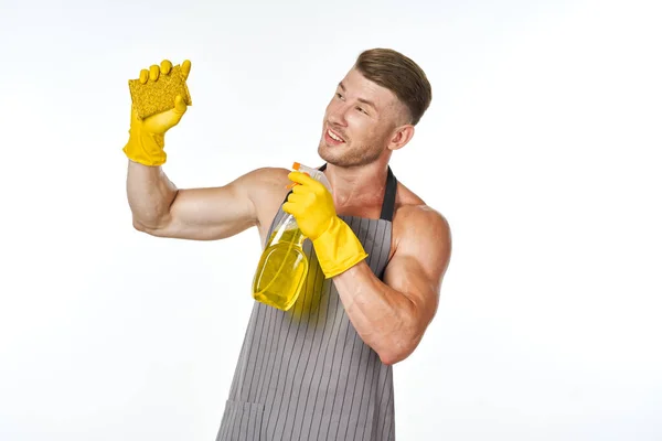 Спортивний м'язистий чоловік з миючим засобом для прибирання позує — стокове фото