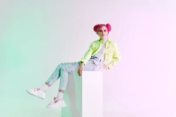 Μοντέρνα γυναίκα ροζ μαλλιά ποζάρουν ρούχα μόδας Acid στυλ σχεδιασμού — Φωτογραφία Αρχείου