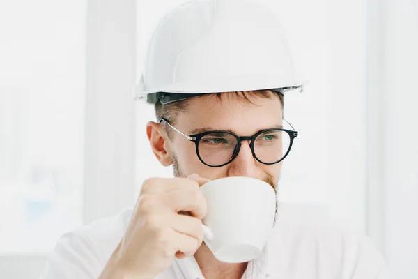 Homme en blanc casque technologie de table de travail et professionnel — Photo