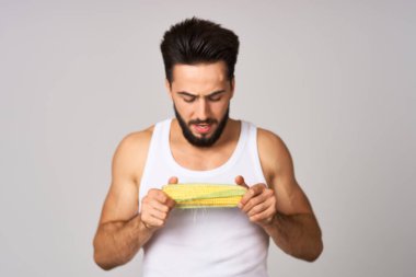 Beyaz t-shirt giyen bir adam diyet yaşam tarzı sağlık gücü hafif arka plan