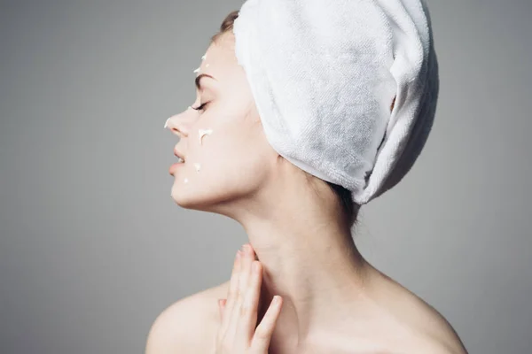 सिर पर नग्न कंधे तौलिया वाली महिला चेहरा क्रीम त्वचा देखभाल — स्टॉक फ़ोटो, इमेज