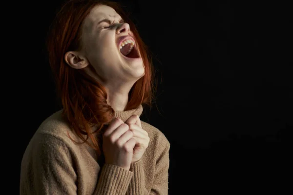 Weinende Frau schlägt Problem häuslicher Gewalt — Stockfoto