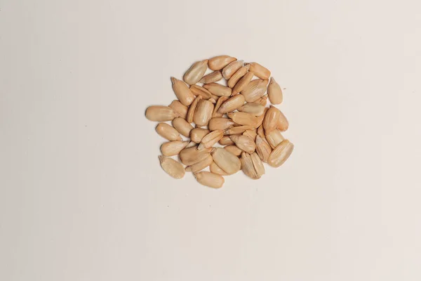 Очищенные семена на светлом фоне подсолнечника имеют сверху — стоковое фото