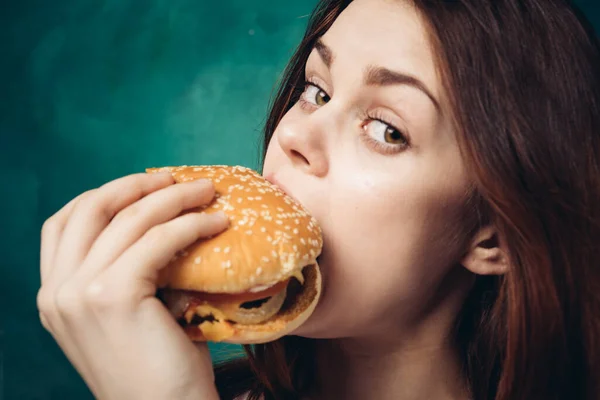 Kobieta jedzenie hamburger fast food przekąska zbliżenie — Zdjęcie stockowe