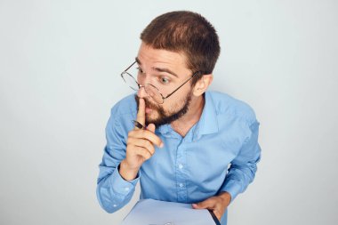 Mavi gömlekli iş adamı. Belge yöneticisi. Profesyonel ofis.