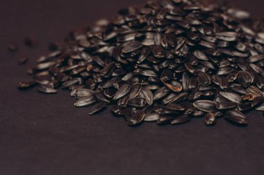 Doğal ürün ayçiçeği tohumları yakın plan yiyecek dağıtıyor.