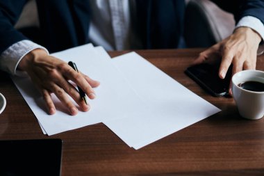 Bir kafede iş belgeleri teknolojisi tableti