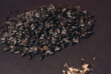 Doğal ürün ayçiçeği tohumları yakın plan yiyecek dağıtıyor.