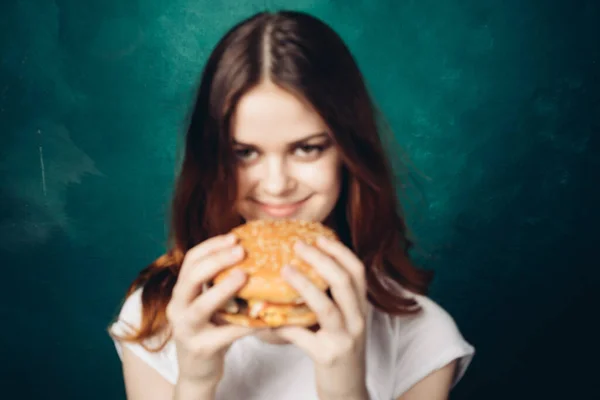 Женщина ест гамбургер закуски быстрого питания крупным планом — стоковое фото