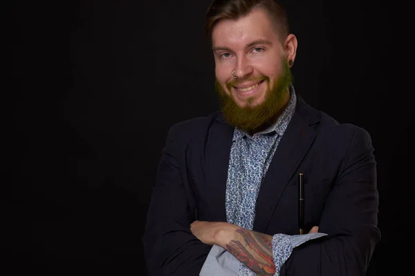 Модный бизнесмен в пиджаке с позой бороды — стоковое фото