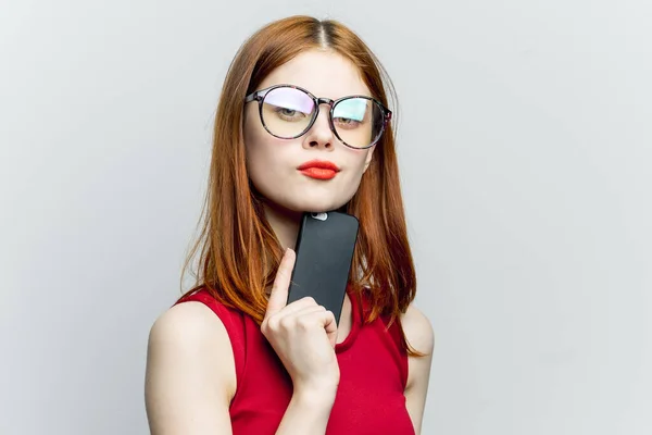 Bella donna in occhiali con telefono nelle mani tecnologia di comunicazione — Foto Stock