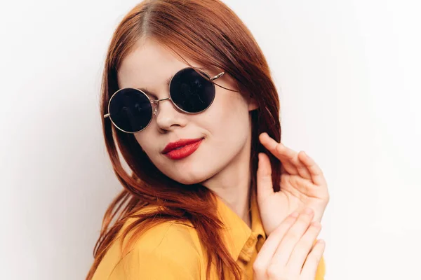 Glamorous woman in sunglasses red hair close-ups — Stock Photo, Image