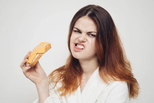 Vrolijk vrouw eten sandwich snack fast food — Stockfoto