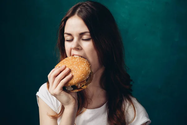 Veselá žena jíst hamburger snack close-up životní styl — Stock fotografie