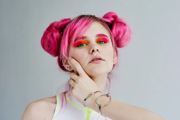 Портрет веселой женщины розовые волосы хипстерской моды — стоковое фото