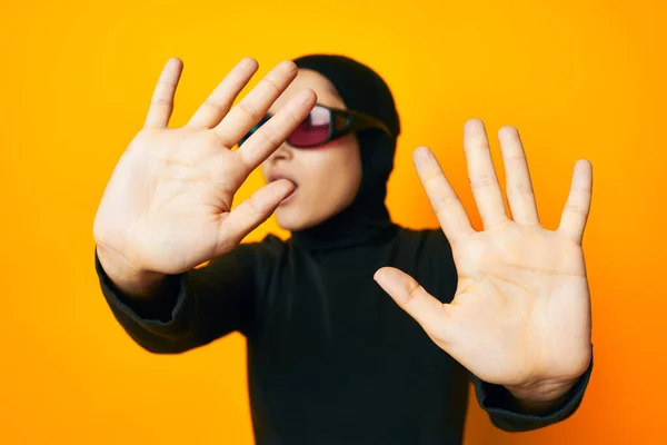 Μουσουλμανική 3D γυαλιά ψυχαγωγίας συναισθήματα κίτρινο φόντο — Φωτογραφία Αρχείου