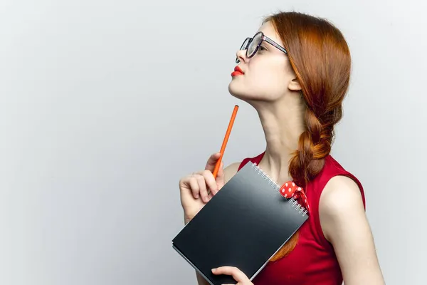 Mulher de negócios em vermelho vestido notebook profissionais lápis — Fotografia de Stock