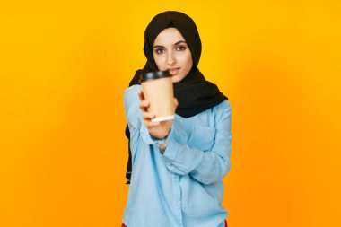 İçki içen Arap kadın camı. Duygusal rahatlama, izole edilmiş arka plan.