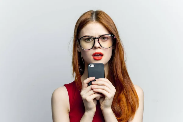 携帯電話技術のライフスタイルについて話す眼鏡の女性は — ストック写真