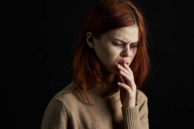 Ağlayan kadın aile içi şiddet sorununu yeniyor