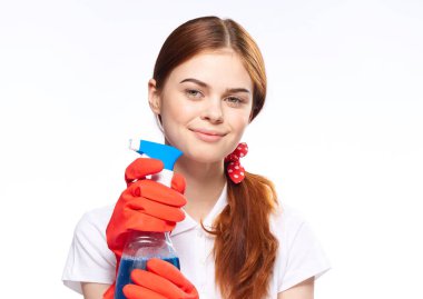 Kırmızı lastik eldivenli neşeli kadın. Camları temizleyen deterjan.