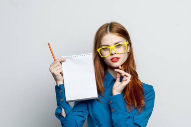 Sarı gözlüklü kadın sekreter not defteri görevlisi.