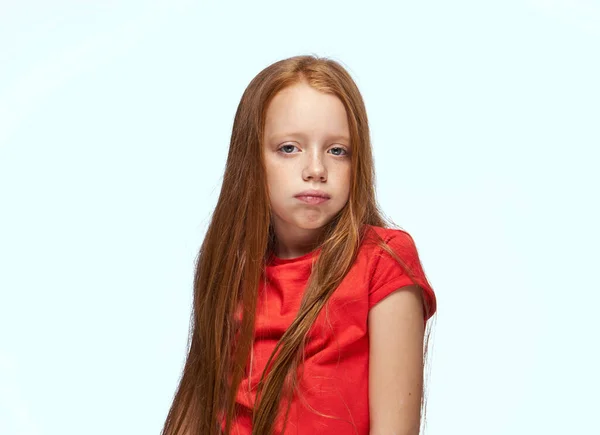 Ragazza con i capelli rossi posa rossa t-shirt infanzia — Foto Stock
