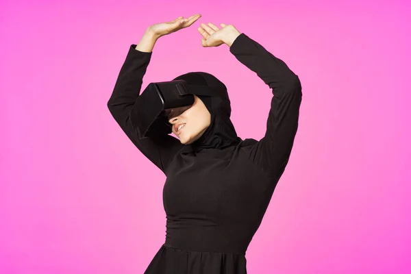 Mulher em preto hijab óculos realidade virtual tecnologia filme assistindo — Fotografia de Stock