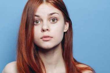 Kızıl saçlı çekici bir kadın, yakın plan çıplak omuzlu.