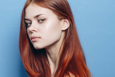 Kızıl saçlı çekici bir kadın, yakın plan çıplak omuzlu.