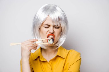 Beyaz Peruklu Şuşi Çubuklu Büyüleyici Kadın