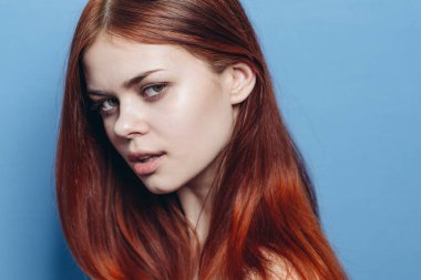 Kızıl saçlı çekici bir kadın, yakın plan çıplak omuzlu.