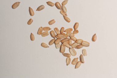 Ayçiçeğinin arka planında kabuğu soyulmuş tohumlar var.