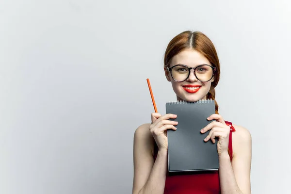 Mulher alegre com óculos vermelho vestido notepad trabalho — Fotografia de Stock
