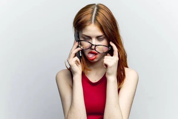 Mulher ruiva emocional com um telefone em suas mãos comunicando gadget — Fotografia de Stock