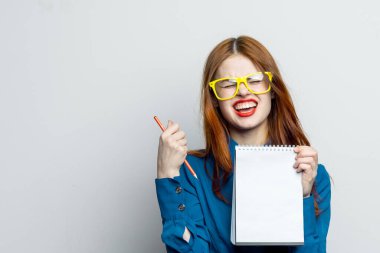 Sarı gözlüklü kadın sekreter not defteri görevlisi.