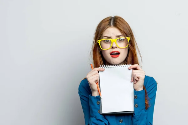 Kvinna sekreterare med gula glasögon anteckningsblock arbete tjänsteman — Stockfoto