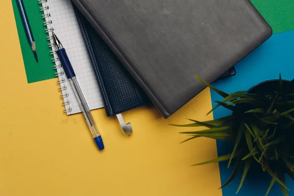 Чорний блокнот олівець барвистий фон канцелярського приладдя — стокове фото