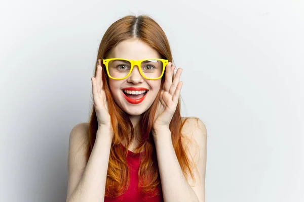 Mulher emocional em óculos amarelos lábios vermelhos olhar atraente — Fotografia de Stock