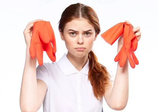 Jolie femme gants en caoutchouc maison nettoyage lumière fond — Photo