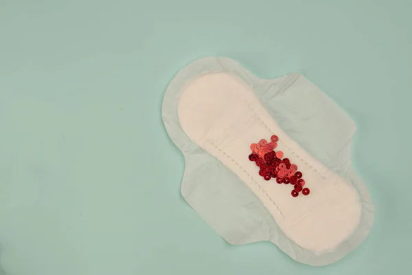 Прокладки гигиенические менструация женщин здоровье вид сверху — стоковое фото